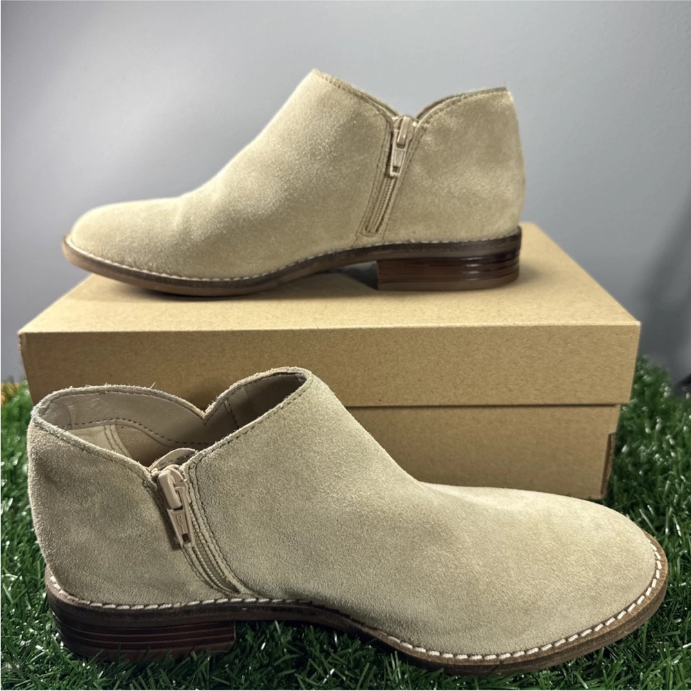 Clarks Camzin Pull Sand Suede womens
